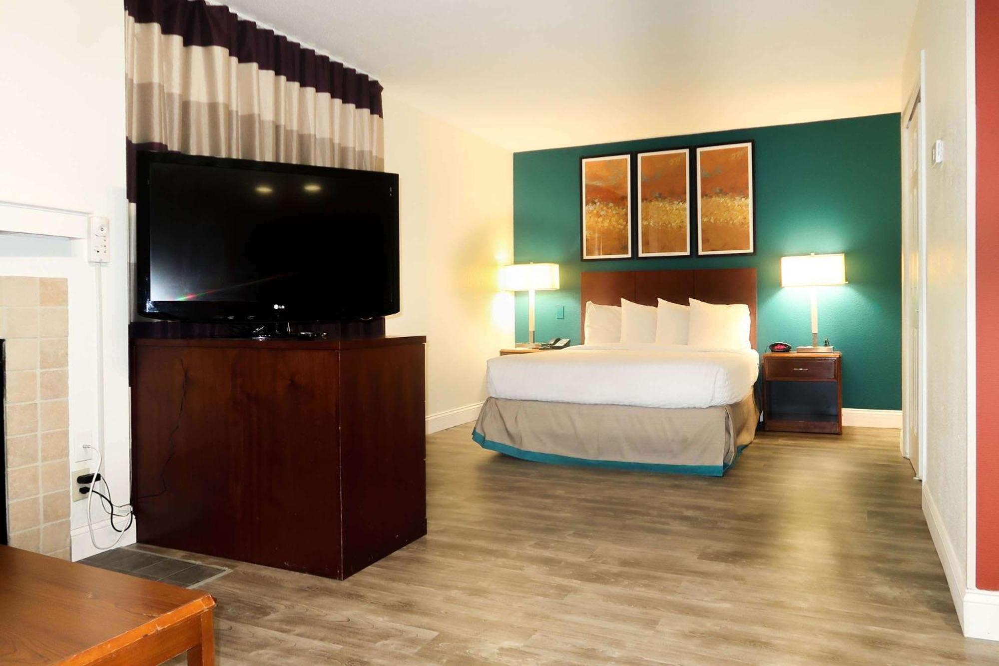 Tysons Corner Suites, A Baymont By Wyndham Vienna Exterior photo